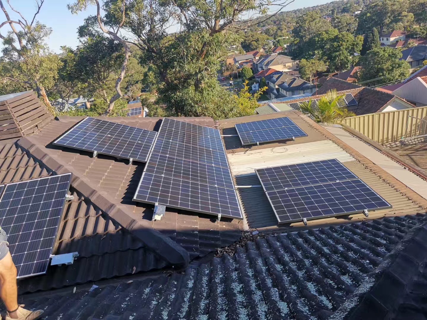 罗马瓦家用屋顶太阳能挂钩支架方案